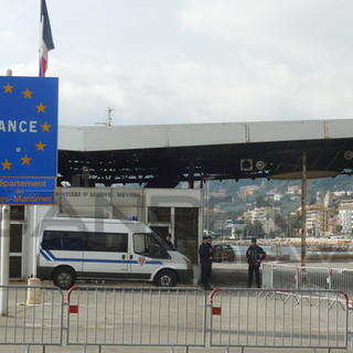 Attentati di Parigi: potrebbe essere transitata da Ventimiglia la Seat nera sulla quale viaggiava la "mente" degli attacchi
