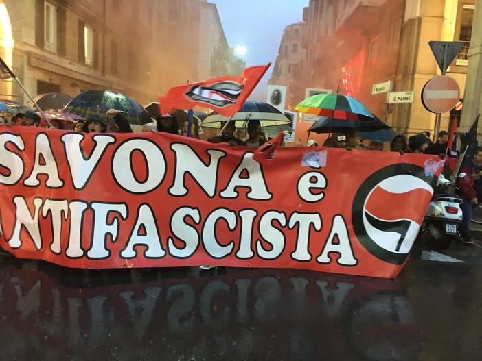 Savona, il corteo antifascista sfila per le vie della città (FOTO e VIDEO)
