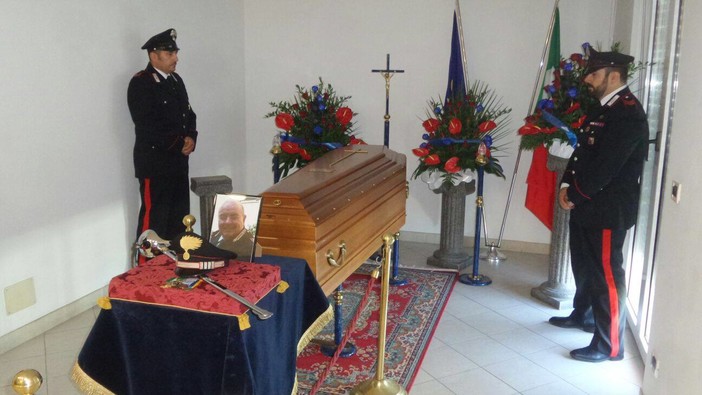 Il saluto di Albenga al Luogotenente Fulvio Pelusi: una folla commossa alla camera ardente