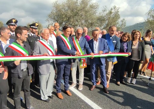 Taglio del nastro per la nuova strada Pianazzo di Giustenice - Ca Lodi - Ranzi di Pietra Ligure: "Un'opera importante per tutta la Val Maremola" (FOTO e VIDEO)