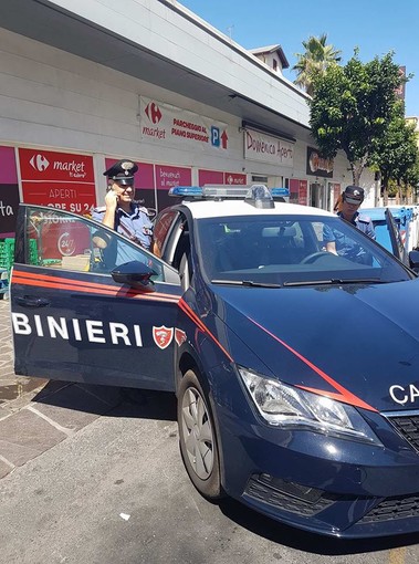 Droga e coltelli in un supermercato di Alassio, Carabiniere fuori servizio interviene prontamente Droga e coltelli in un supermercato di Alassio, Carabiniere fuori servizio interviene prontamente