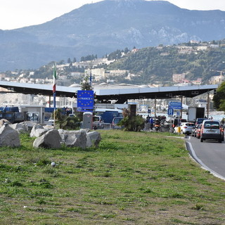 Il Direttore della Sanità francese conferma: "Chiudere i confini non serve, dobbiamo monitorare chi arriva da Lombardia e Veneto" Il Direttore della Sanità francese conferma: "Chiudere i confini non serve, dobbiamo monitorare chi arriva da Lombardia e Veneto"
