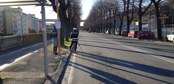 Savona, proseguono in corso Ricci i controlli con il telelaser della polizia locale Savona, proseguono in corso Ricci i controlli con il telelaser della polizia locale