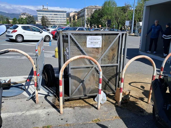 Savona, riattivato il punto di raccolta dell’olio vegetale in Piazza del Popolo: nuove modalità dopo lo stop per bonifica