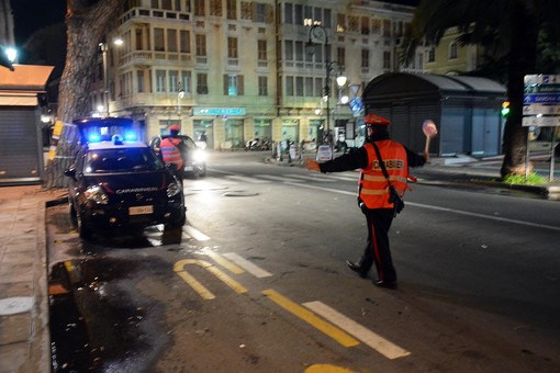 Albenga, respinti in discoteca perché ubriachi, vanno in città e danneggiano 17 auto: 2 denunciati Albenga, respinti in discoteca perché ubriachi, vanno in città e danneggiano 17 auto: 2 denunciati