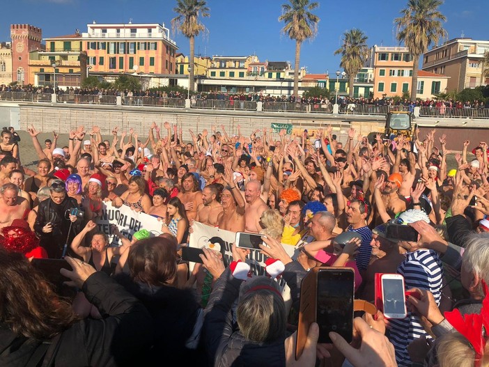 Varazze, sono stati 250 i coraggiosi per il primo tuffo dell'anno con il 70esimo cimento di Capodanno (FOTO e VIDEO)