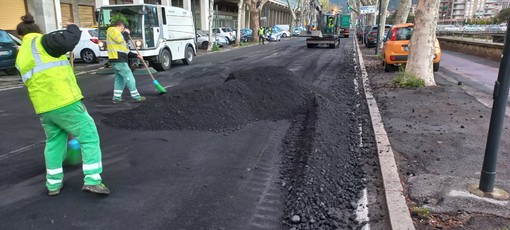 Tir perde carbone in corso Ricci a Savona: operai al lavoro per ripristinare la viabilità (FOTO) Tir perde carbone in corso Ricci a Savona: operai al lavoro per ripristinare la viabilità (FOTO)