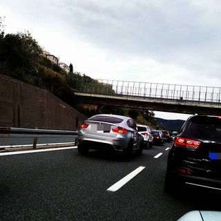 #INFOTRAFFICO: Continuano gli arrivi per il ponte del 25 Aprile, code su strade e autostrade