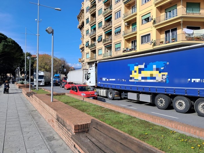 Corso Mazzini a Savona, residente denuncia: "Auto e moto sfrecciano senza limiti"