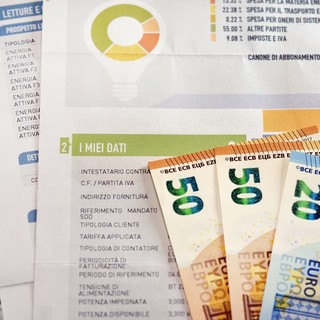 Caro energia: qualche trucchetto per evitare un inverno al freddo, al buio e risparmiare fino a 600 euro all’anno