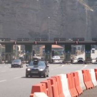 Ventimiglia: migranti sulla A10, autostrada chiusa per 20 minuti tra la città di confine e Mentone Ventimiglia: migranti sulla A10, autostrada chiusa per 20 minuti tra la città di confine e Mentone