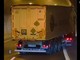 Autista accusa un malore alla guida, camion a zigzag in autostrada (VIDEO)