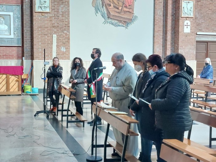 Una preghiera per l'Ucraina in chiesa a Savona. Don Piero Giacosa: "Vorrei che il nostro cuore possa capire e continuare ad amare" (FOTO)
