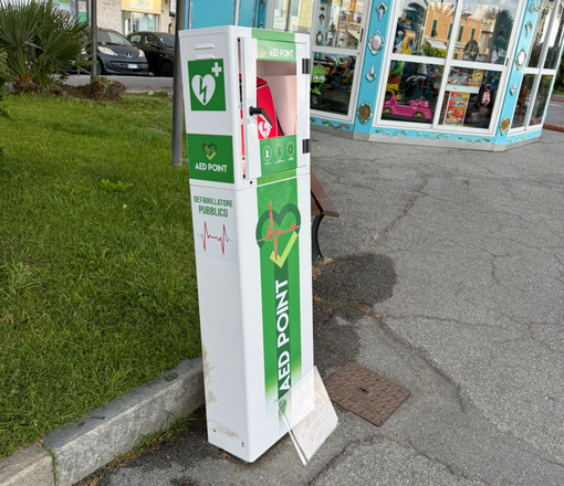 Varazze, colpita nuovamente la colonnina del defibrillatore sulla passeggiata Varazze, colpita nuovamente la colonnina del defibrillatore sulla passeggiata