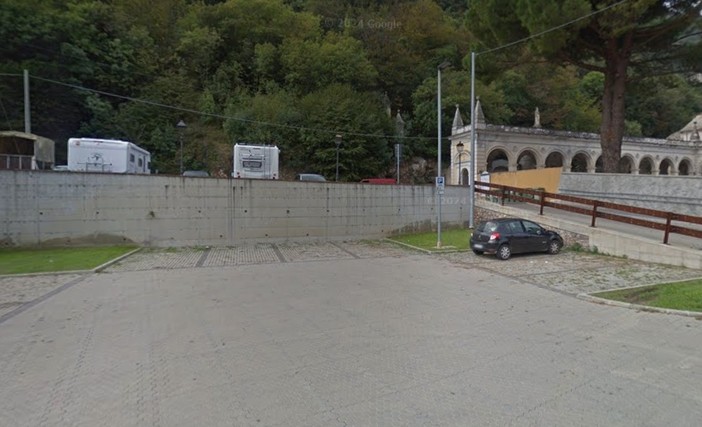 Immagine tratta da Google Maps: nel piazzale sovrastante si notano alcuni camper in sosta