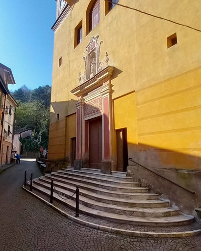 Mallare, volontari riposizionano i marmi della scalinata della chiesa San Nicola Mallare, volontari riposizionano i marmi della scalinata della chiesa San Nicola