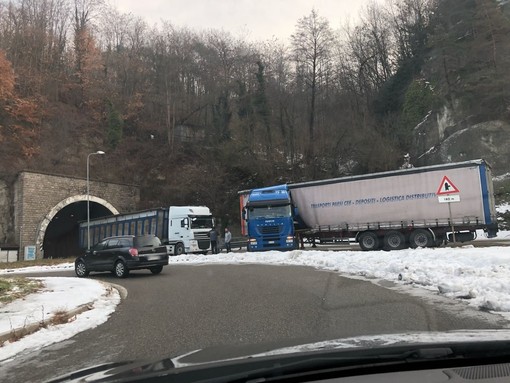 Cairo, camion di traverso a Rocchetta: disagi alla viabilità