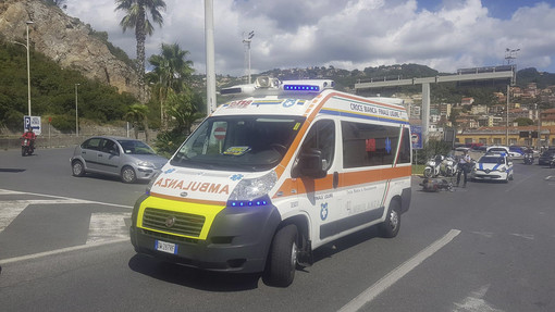 Finale, tenta di schivare un'auto e sbanda con la moto: uomo in codice giallo
