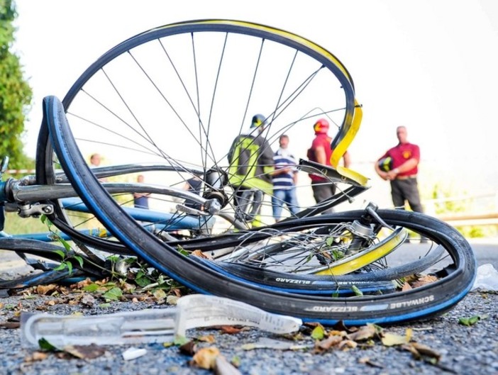 Ciclisti senza luce pericolosi di notte ad Albenga Ciclisti senza luce pericolosi di notte ad Albenga