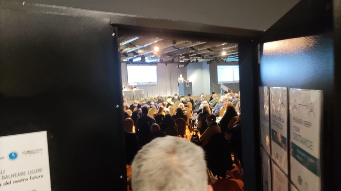 Loano, tutto esaurito per gli "Stati generali del turismo balneare ligure" e c'è chi resta fuori (FOTO)