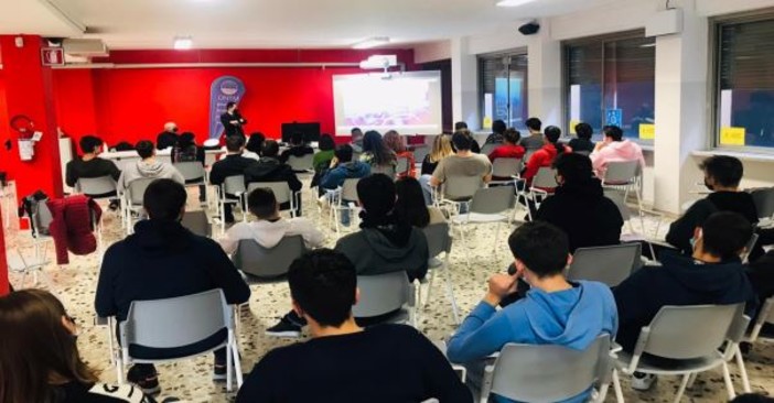 La Guardia Costiera di Savona incontra gli alunni del Nautico “Pancaldo” per una lezione sui temi della mobilità sostenibile