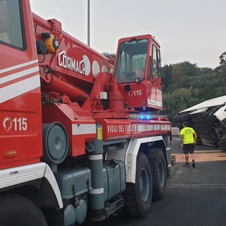 Altare-Carcare, camion girato sulla A6: conducente al San Paolo, chiusi alcuni tratti autostradali