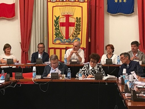 Bastia d'Albenga assediata dai Tir, la mozione non passa in Consiglio. La maggioranza: "Abbiamo già preso provvedimenti per risolvere l'annoso problema"