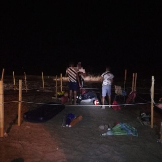 Alassio, bivacchi abusivi sulla spiaggia libera: intervento dei carabinieri (FOTO e VIDEO)