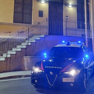 Savona, dà in escandescenze in strada e aggredisce i carabinieri: arrestato un 40enne straniero