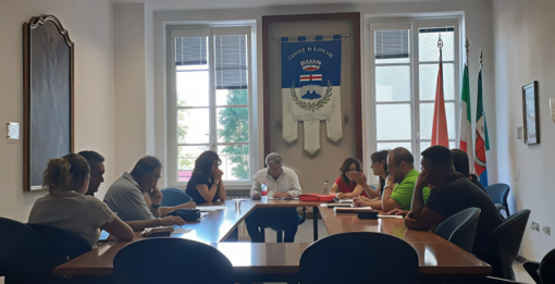 Caso Grenno, Mirri: “L’assessore resta al suo posto”, ma la minoranza insiste: “Chiederemo un parere all’Anac”