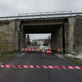 Cairo, caduta calcinacci dal cavalcavia di via Buglio: strada chiusa