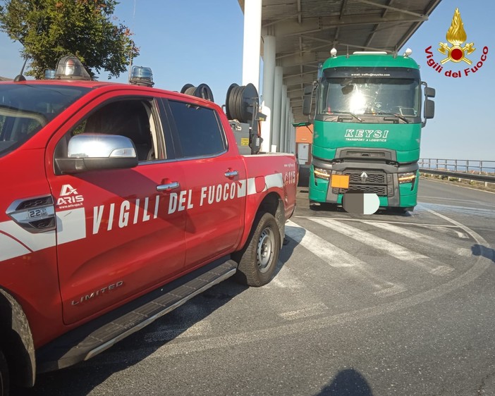Camion perde sostanze chimiche a Ceriale: intervento dei Vigili del fuoco Camion perde sostanze chimiche a Ceriale: intervento dei Vigili del fuoco