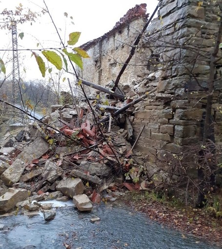 Piana, crolla il campanile della chiesa della Madonna a San Massimo: gli antenati di Papa Francesco avevano partecipato al restauro Piana, crolla il campanile della chiesa della Madonna a San Massimo: gli antenati di Papa Francesco avevano partecipato al restauro
