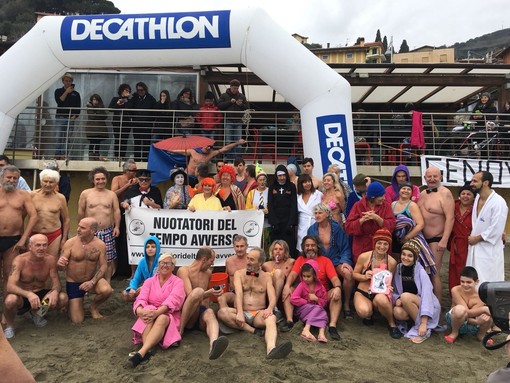 Bergeggi: 61 coraggiosi sfidano il freddo del mare per la 5ª edizione del cimento Bergeggi: 61 coraggiosi sfidano il freddo del mare per la 5ª edizione del cimento