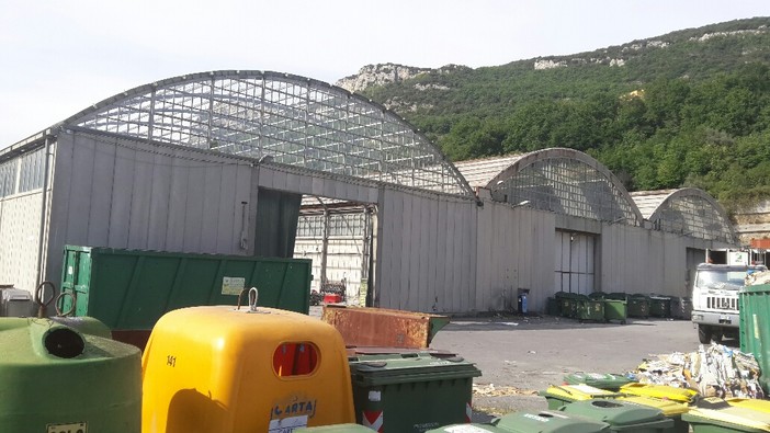 Finale Ambiente verso il trasferimento nella nuova sede: iniziate le opere di demolizione dell'ex capannone Ghigliazza Finale Ambiente verso il trasferimento nella nuova sede: iniziate le opere di demolizione dell'ex capannone Ghigliazza