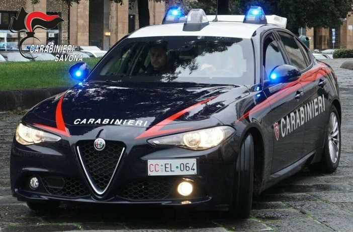 Semina il panico in centro poi scappa e oppone resistenza ai carabinieri, arrestato ventenne a Pietra Ligure
