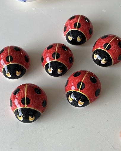 Albisola, una coccinella in ceramica per ogni neonato. Assessore Poggi: "Un gesto simbolico per celebrare la vita"