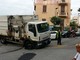 Il camion dei rifiuti bloccato in via Istria con la ruota nella buca (copy savonanews.it) Il camion dei rifiuti bloccato in via Istria con la ruota nella buca (copy savonanews.it)