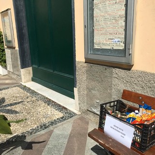 Varazze, una cassetta della solidarietà sulla panchina dell'oratorio della Confraternita di San Bartolomeo