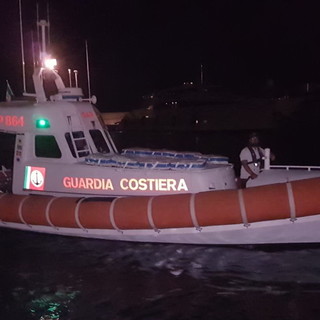 Uomo finisce in mare a Diano Marina: salvato