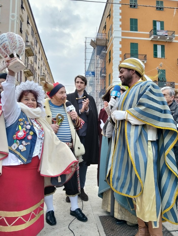 Il carnevale di Mondovì abbraccia quello di Savona, consegnata una scultura ceramica raffigurante una mongolfiera