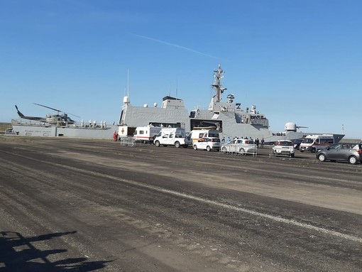 Sbarcati a Genova a gruppi di venti i primi migranti dal pattugliatore militare Cigala Fulgosi