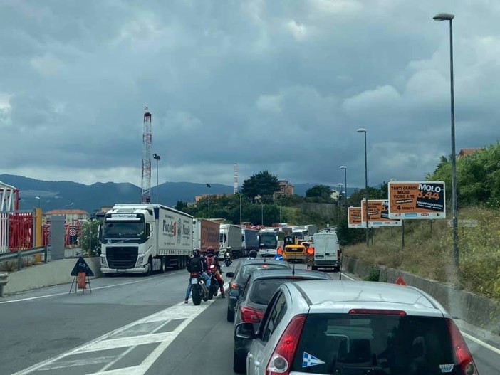 Savona, guasto ad una tubatura del depuratore in corso Svizzera: istituito il senso unico alternato
