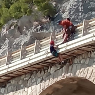 Ragazzini calati dal ponte al Malpasso: sport "improvvisati" sull'Aurelia