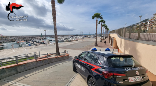 Ruba cellulari e portafogli in spiaggia: 45enne arrestato a Borghetto