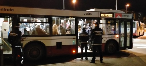 Controlli Polizia Locale sui bus, domenica 28 novembre 48 sanzioni per infrazioni normative Covid e mancanza titolo di viaggio