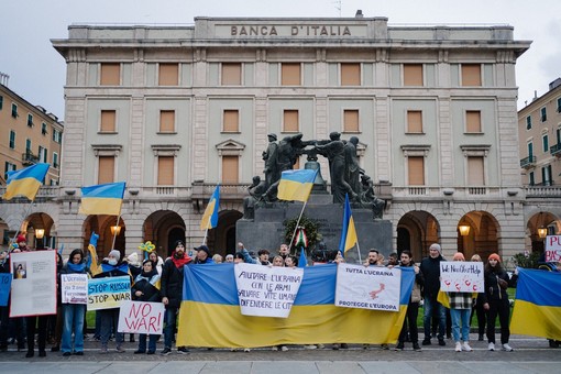 Savona, il corteo e il presidio della comunità ucraina a due anni dall'inizio del conflitto (FOTO)