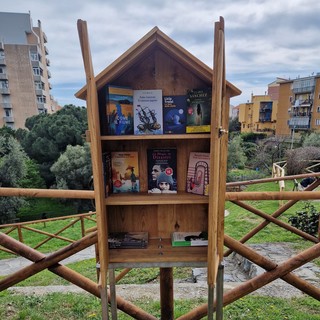 I libri alla Rocca di Legino passano di mano in mano, realizzata una casetta in legno: spazio al &quot;Booksharing&quot; (FOTO)