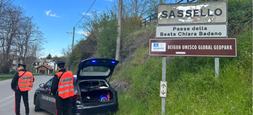 Tira dritto all'alt dei carabinieri, fa perdere le sue tracce e si nasconde in un bar: multato 30enne senza patente Tira dritto all'alt dei carabinieri, fa perdere le sue tracce e si nasconde in un bar: multato 30enne senza patente