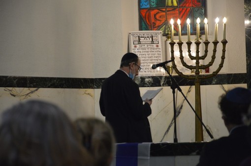 La preghiera della comunità ebraica alla sinagoga di Genova per chiedere la fine delle violenze fra palestinesi e israeliani (VIDEO e FOTO)
